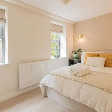 Newly Renovated 2-bed Flat | Town Centre Apartament Ripon