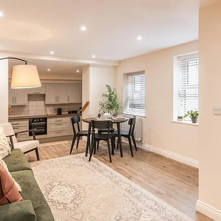 Newly Renovated 2-bed Flat | Town Centre *