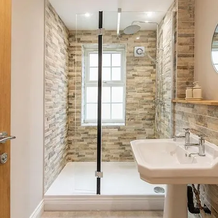 דירה Newly Renovated 2-bed Flat | Town Centre