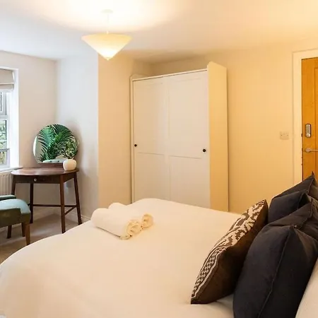 Newly Renovated 2-bed Flat | Town Centre דירה ריפון