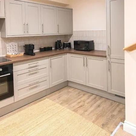 Newly Renovated 2-bed Flat | Town Centre דירה