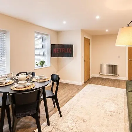 דירה Newly Renovated 2-bed Flat | Town Centre