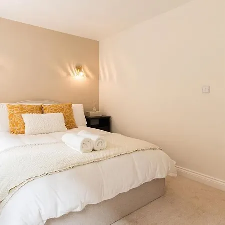 Newly Renovated 2-bed Flat | Town Centre דירה *