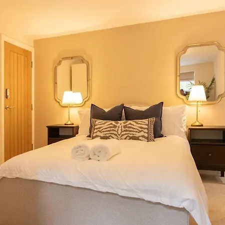 Newly Renovated 2-bed Flat | Town Centre דירה ריפון
